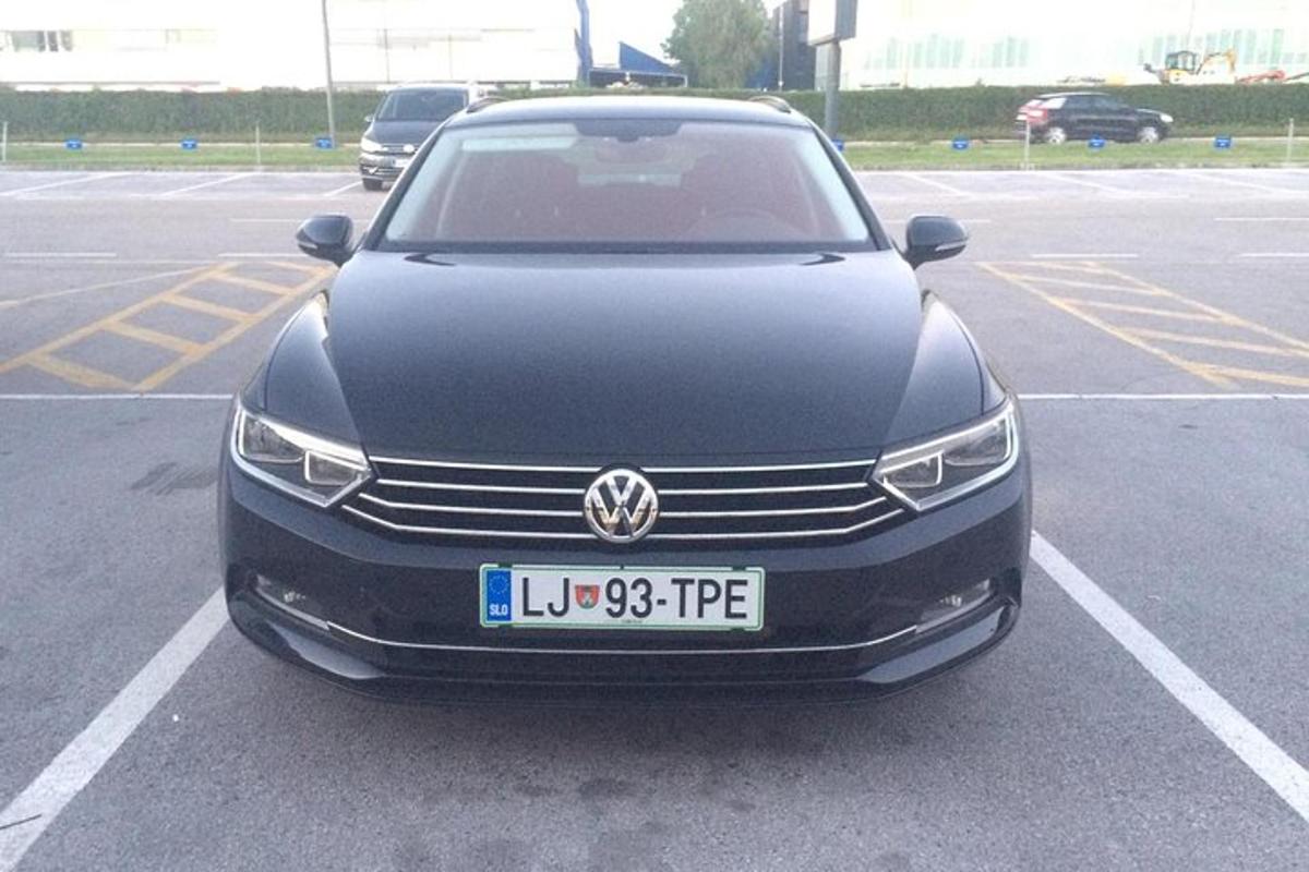 egy fekete autó parkolt a parkolóban