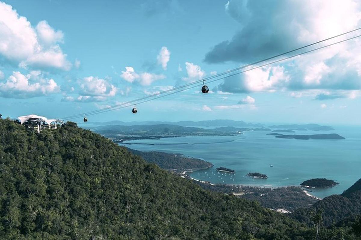 Un paseo en góndola por una montaña con vista al océano