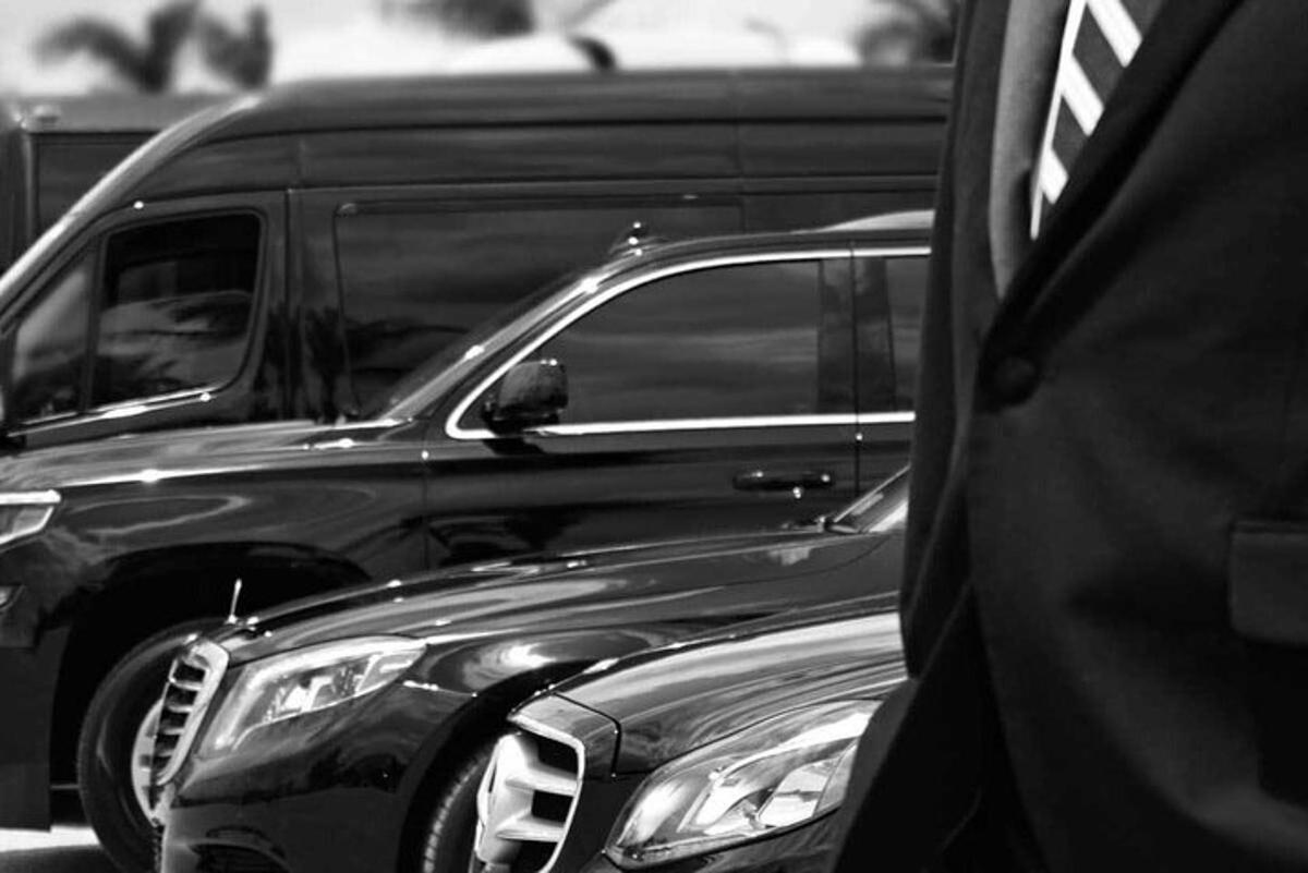 dois carros estacionados um ao lado do outro em um estacionamento