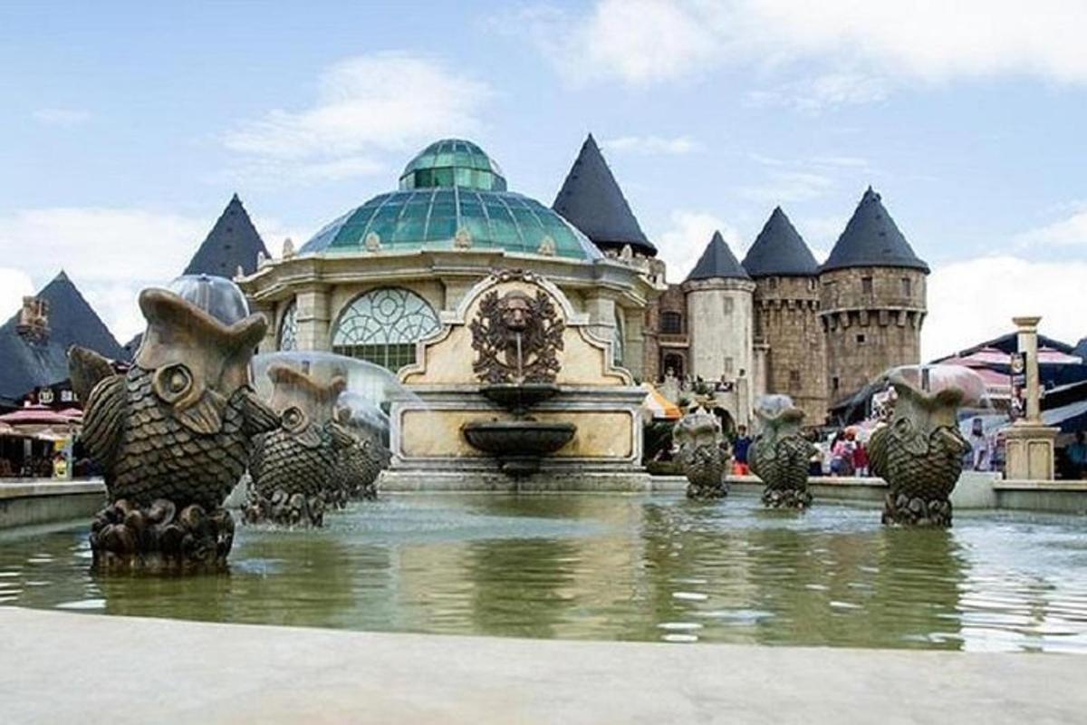 uma fonte de água em frente a um castelo