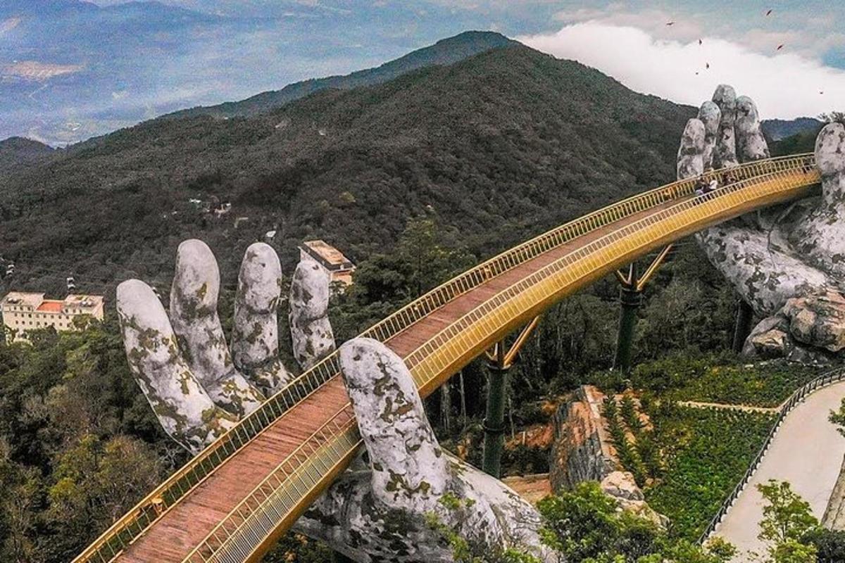 uma ponte com uma mão gigante estendida no ar