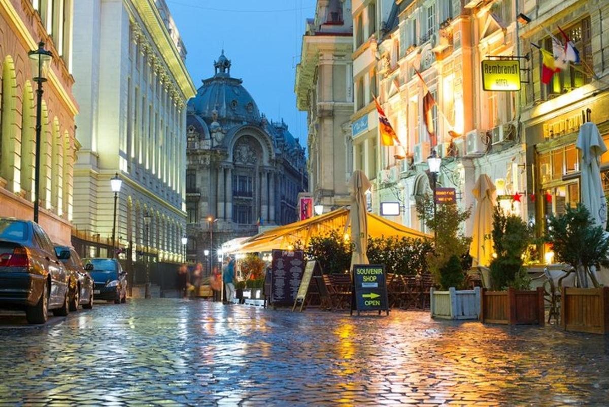 dlážděná ulice ve městě v noci
