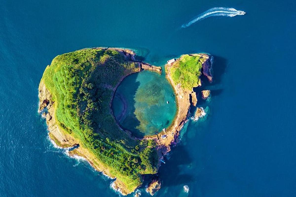 un'isola nell'oceano con una persona in acqua