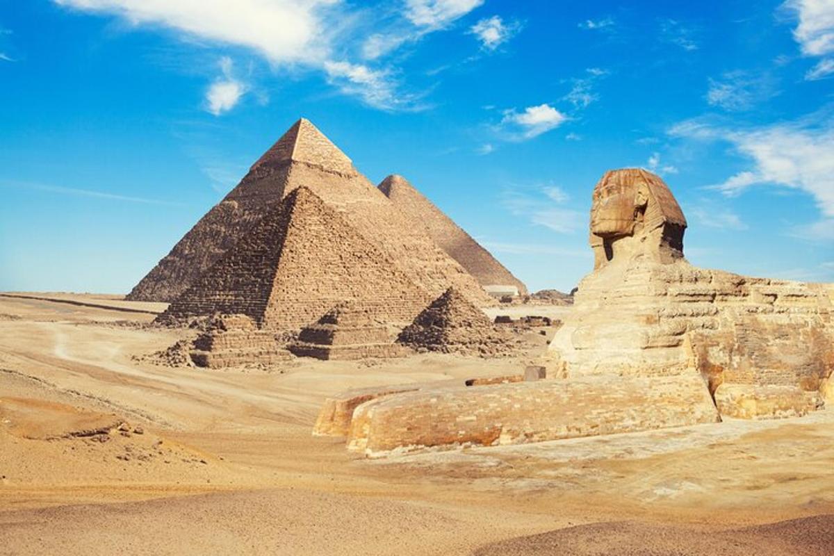 une image des pyramides de Gizeh et du sphinx