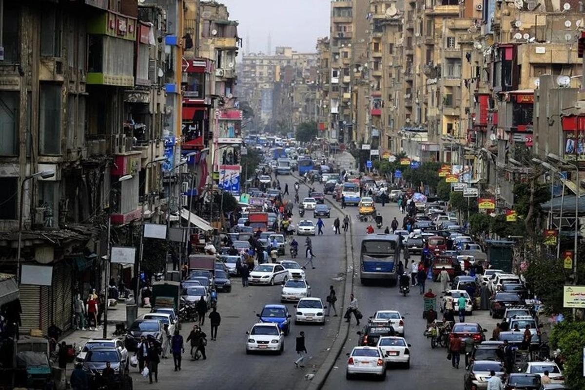 Una calle muy transitada de la ciudad llena de tráfico