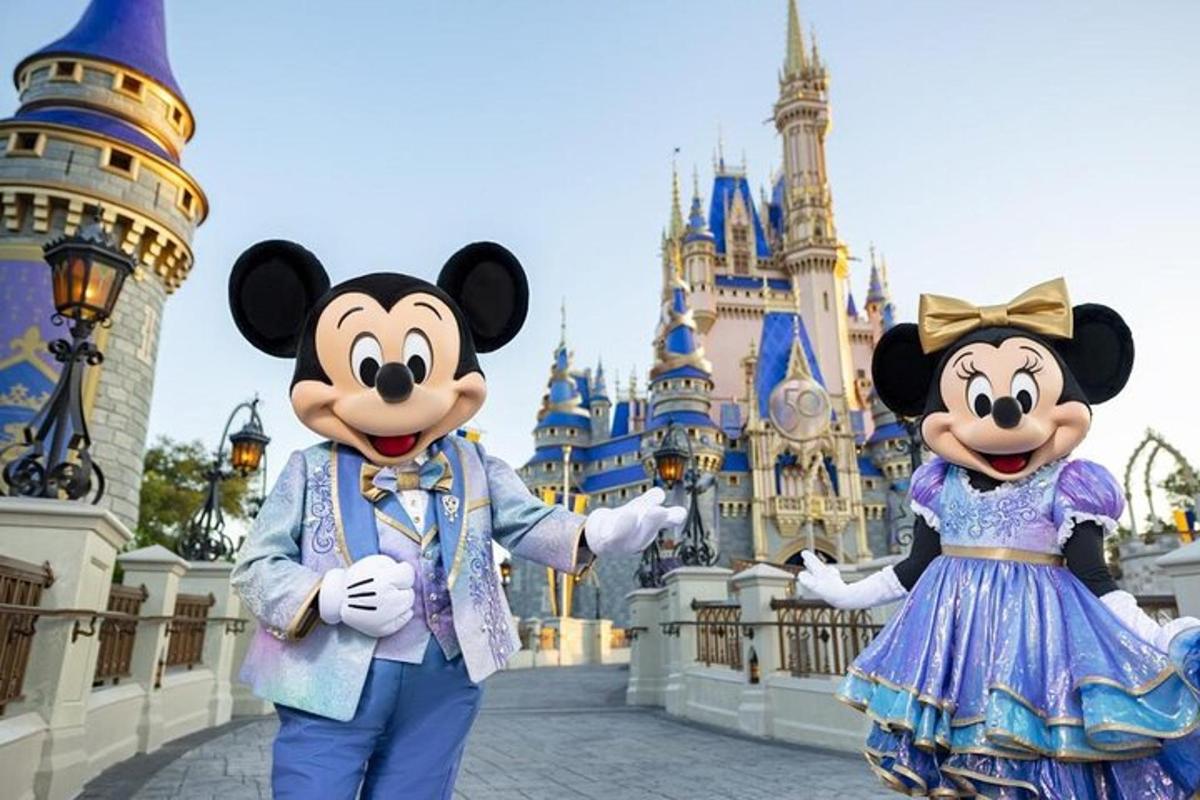 Tveir einstaklingar sitja fyrir framan Disney-kastala
