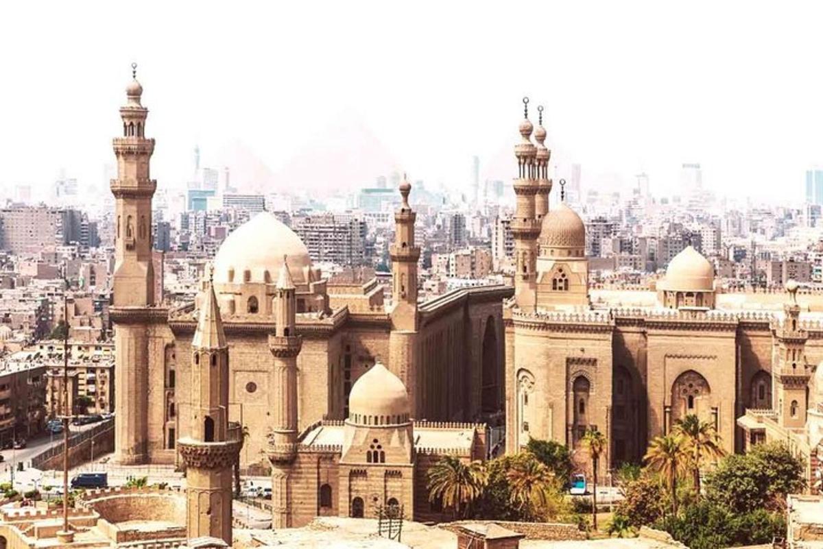 Un gran edificio con cúpulas y mezquitas en una ciudad.