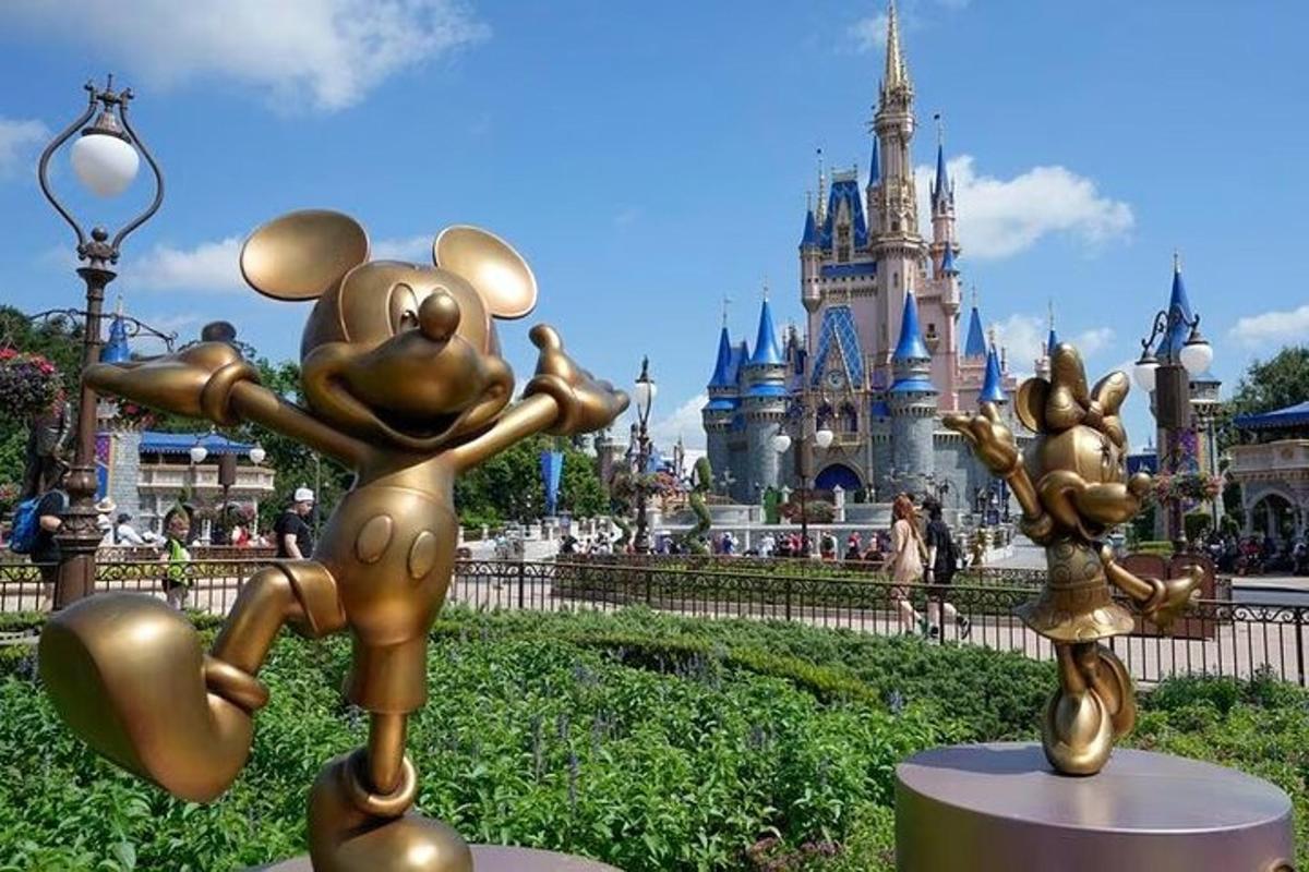 Stytta af Mikka Mús fyrir framan Disney-kastala