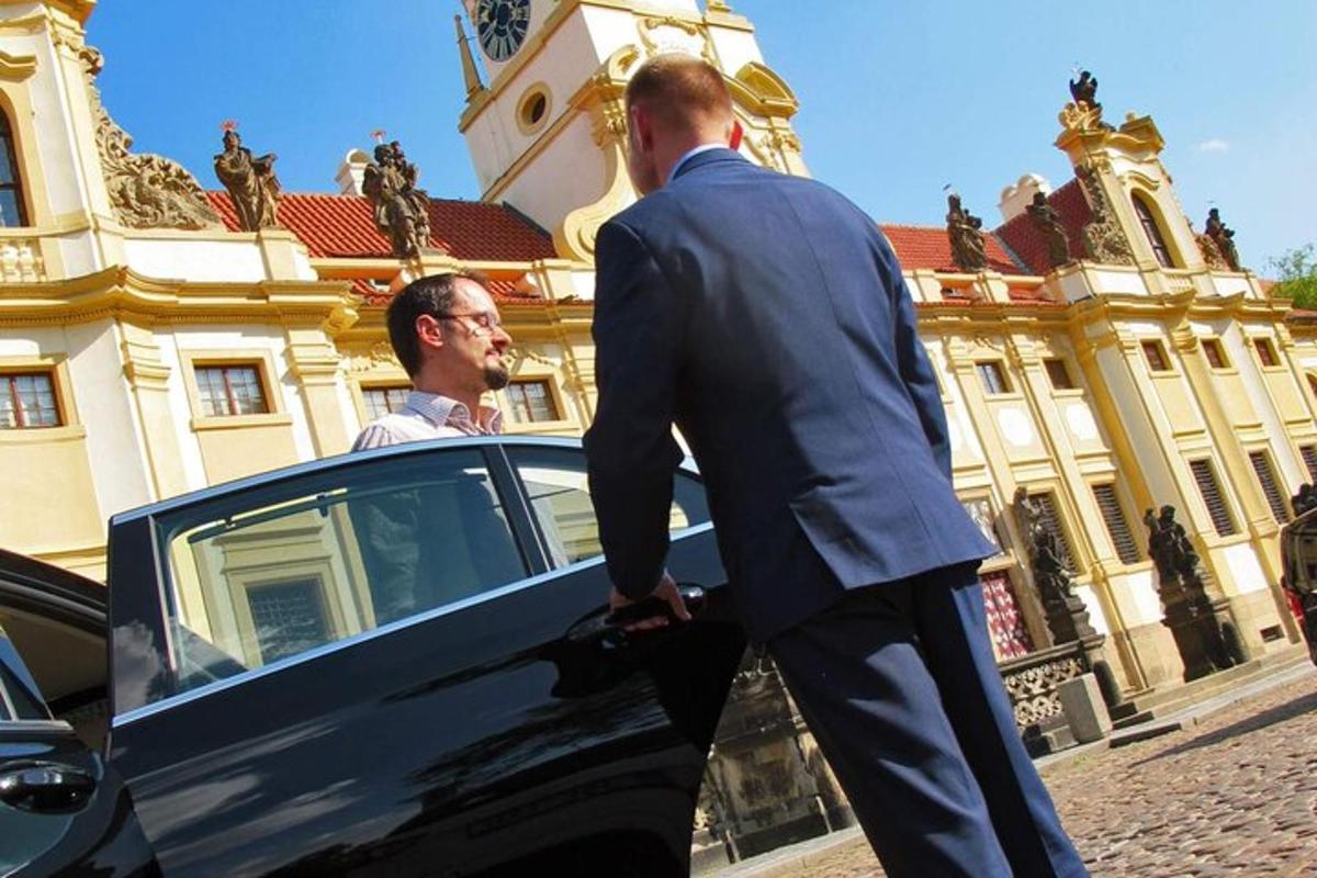 dva muži stojí vedle auta