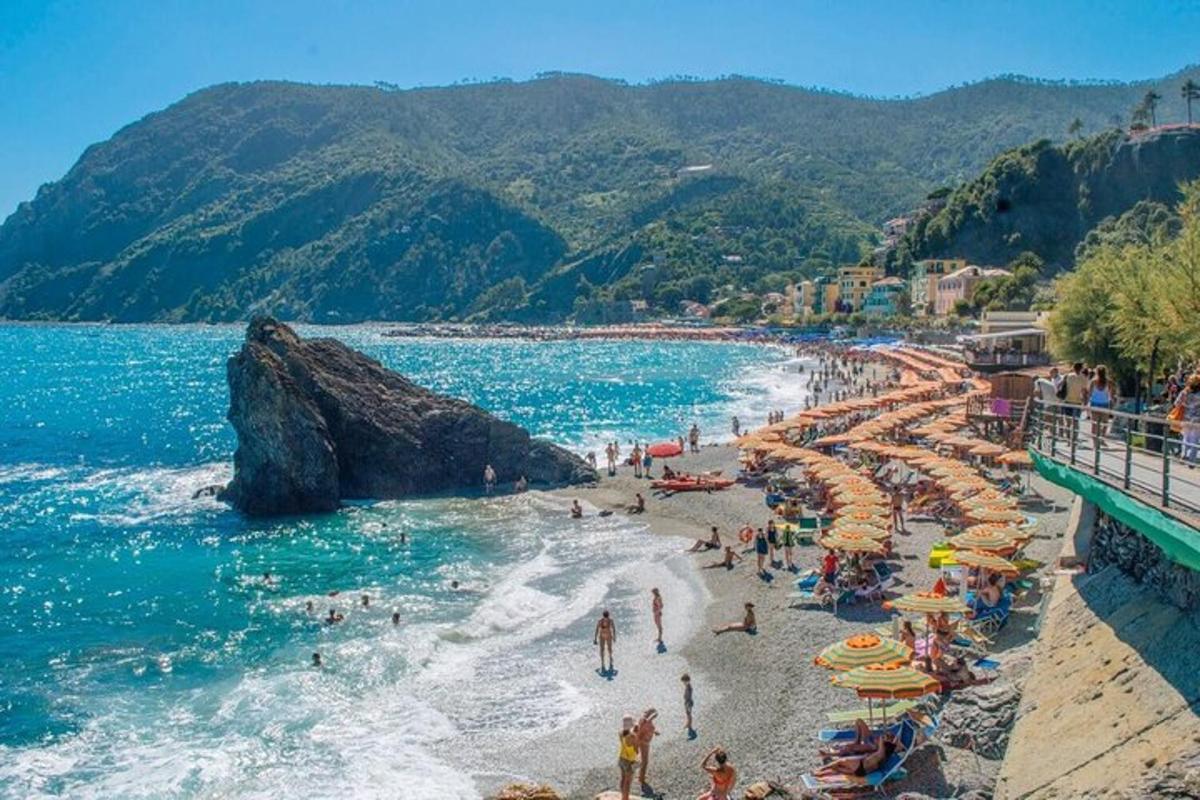 o plajă cu umbrele și oameni pe plajă