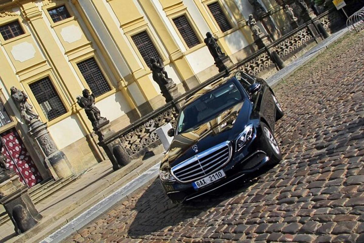 musta auto pysäköitynä kadulle rakennuksen viereen