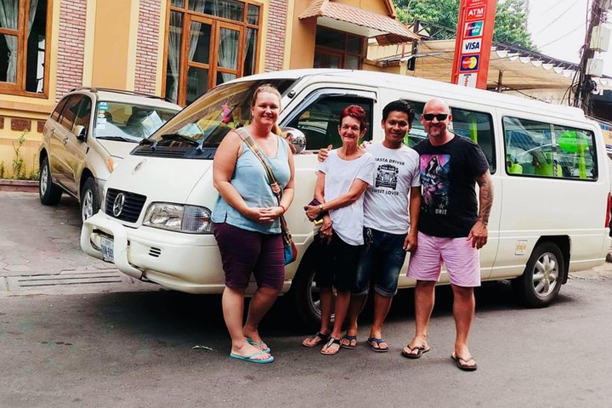 un gruppo di persone in piedi davanti a un furgone