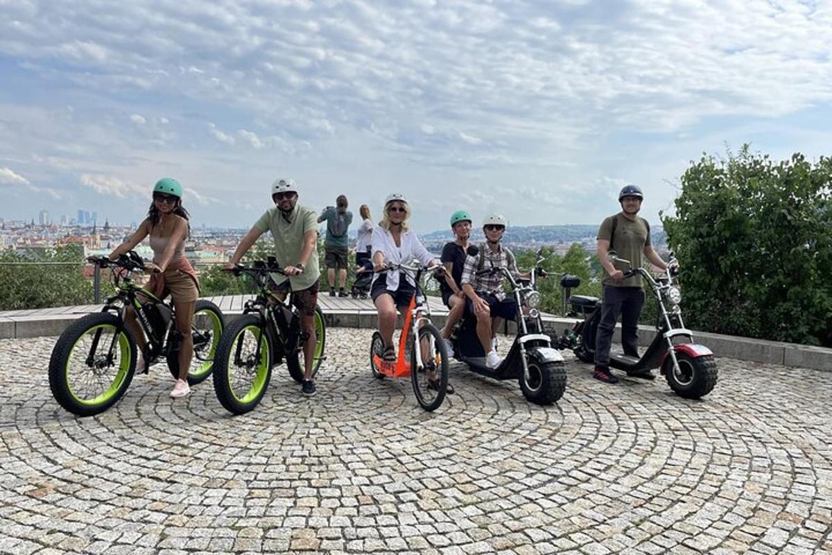 eine Gruppe von Menschen auf ihren Fahrrädern und Rollern