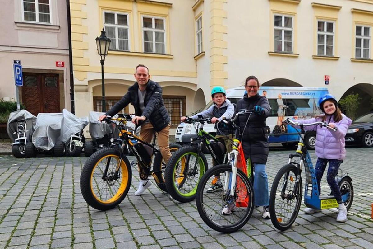 eine Gruppe von Menschen mit ihren Fahrrädern auf einer Straße