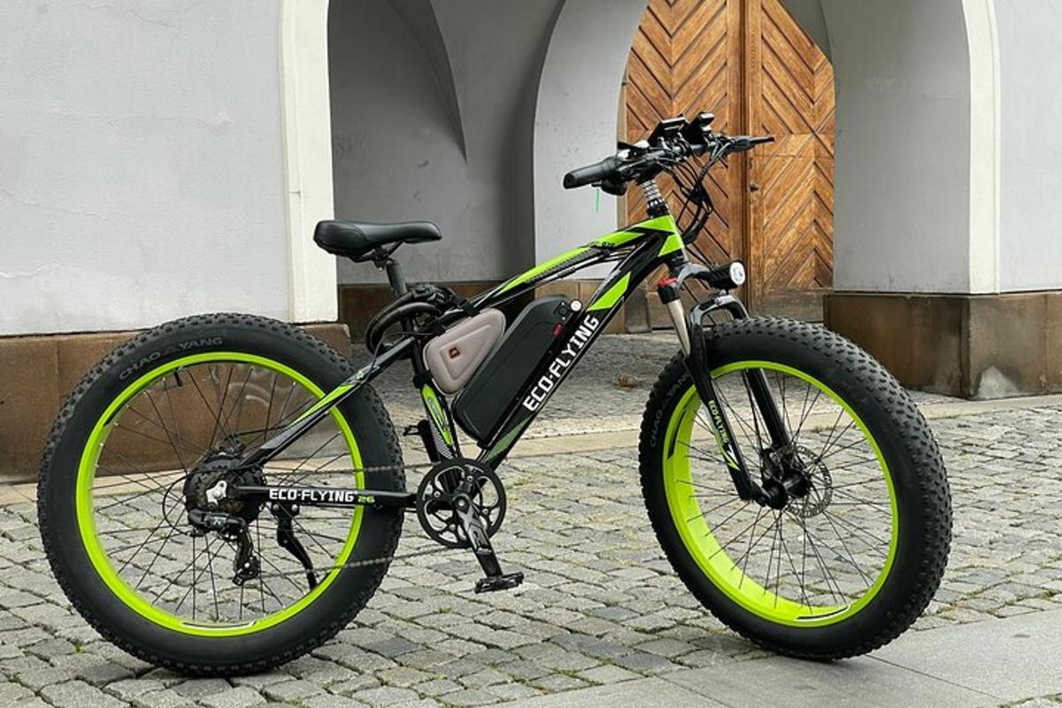 ein Fahrrad mit gelben Rädern, das auf einer Straße geparkt ist