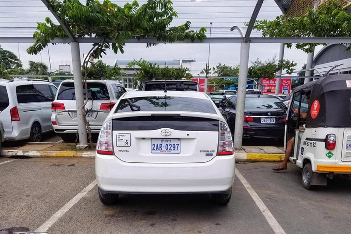 valge auto pargitud parklas