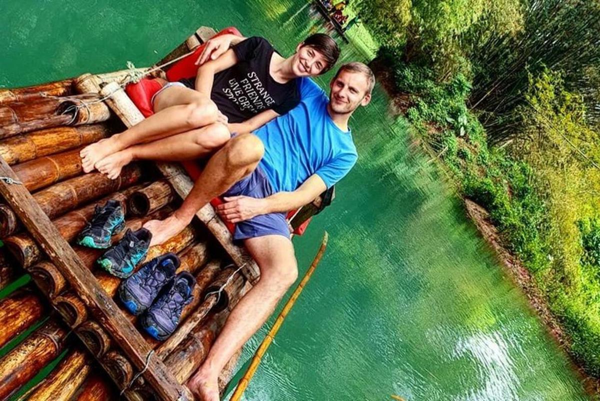 due uomini sono seduti su una zattera in acqua