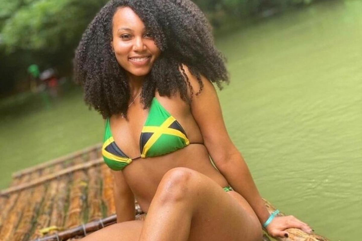 una donna in bikini verde e giallo seduta su un molo