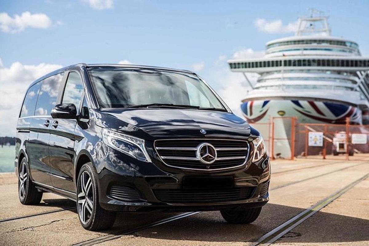 un coche aparcado junto a un crucero