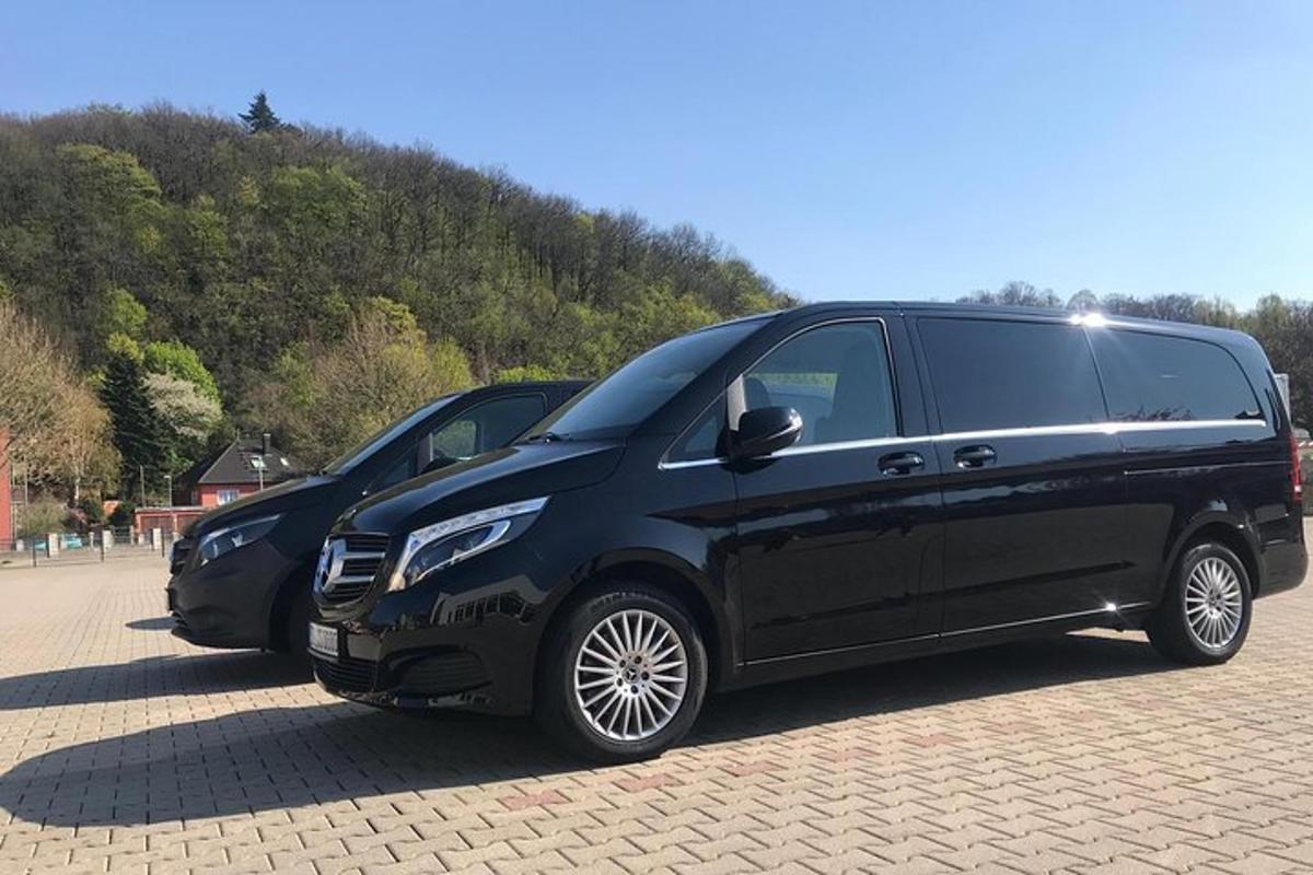 dva črna kombija parkirana na parkirišču