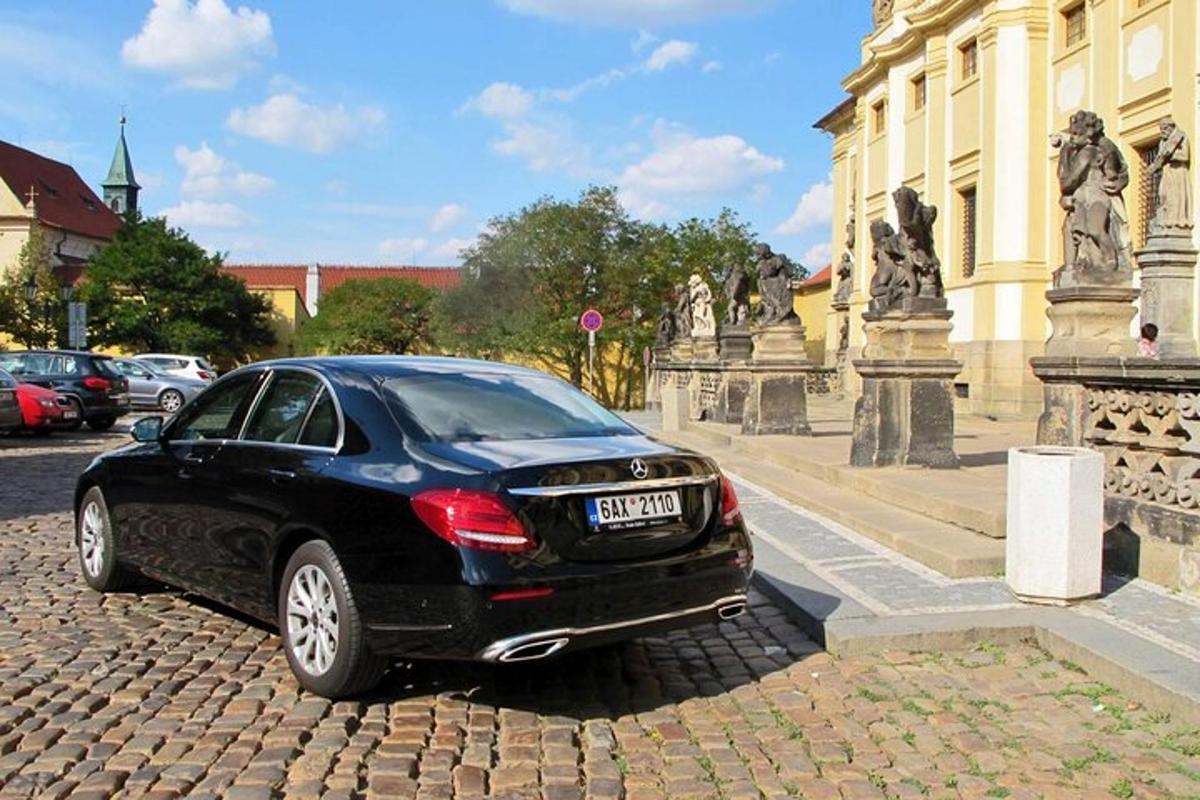 must auto pargitud hoone ette