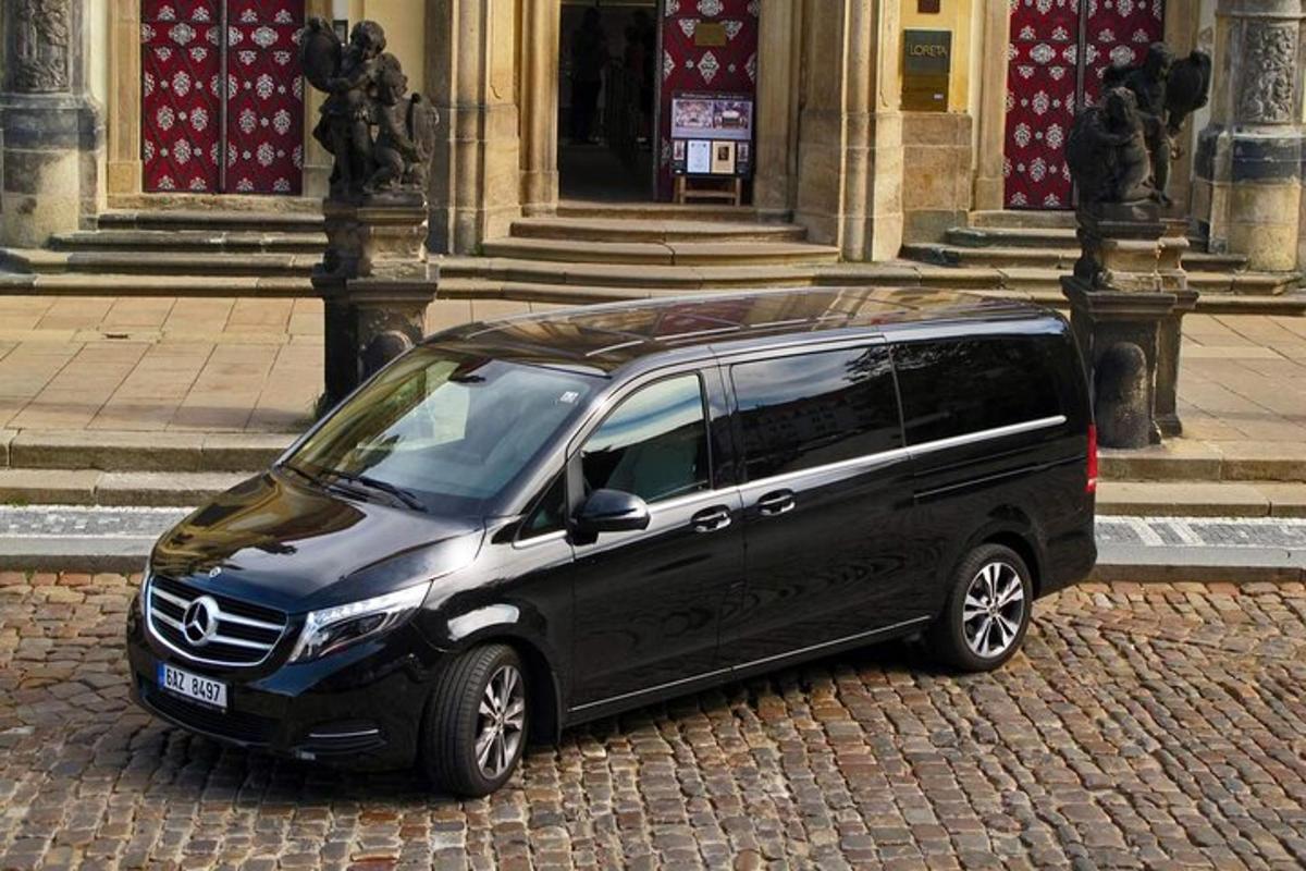 črn kombi parkiran pred stavbo