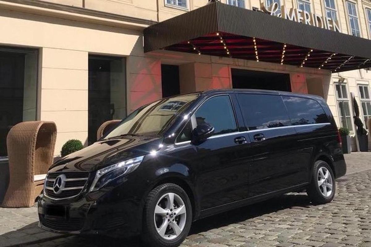 černé SUV zaparkované před budovou