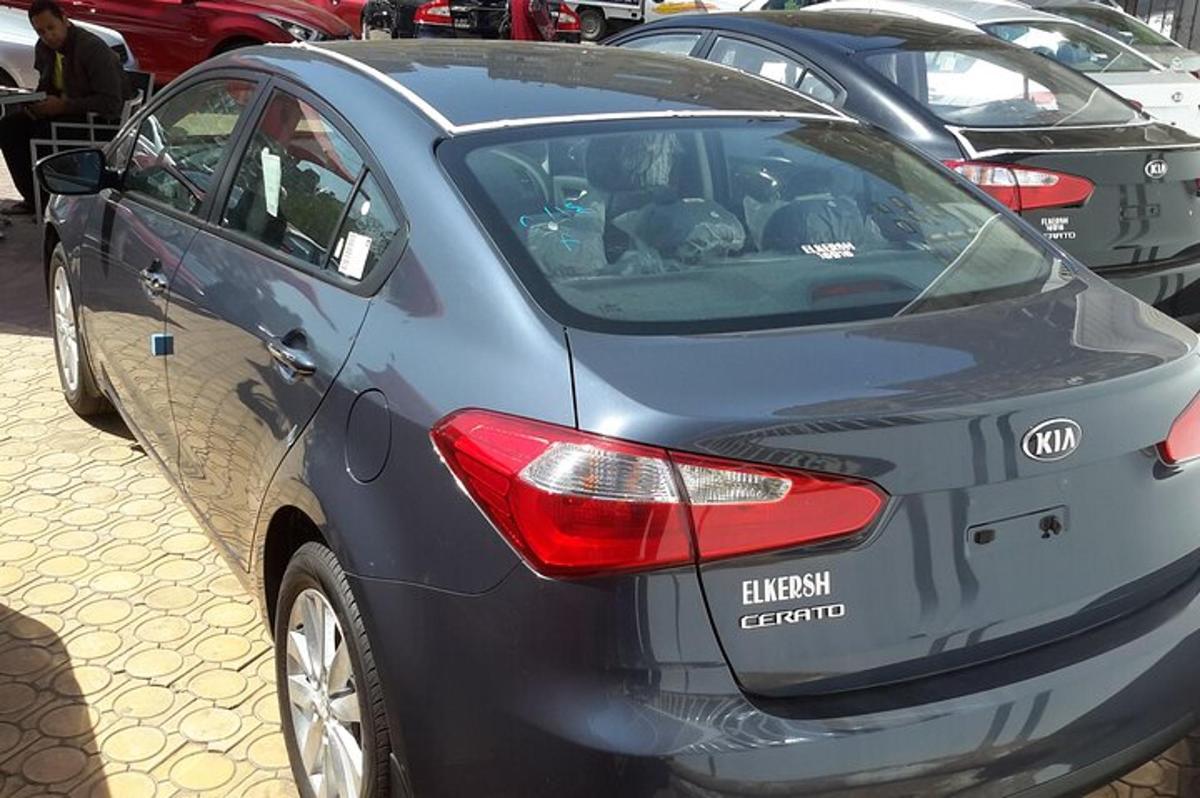 sininen auto pysäköitynä parkkipaikalle