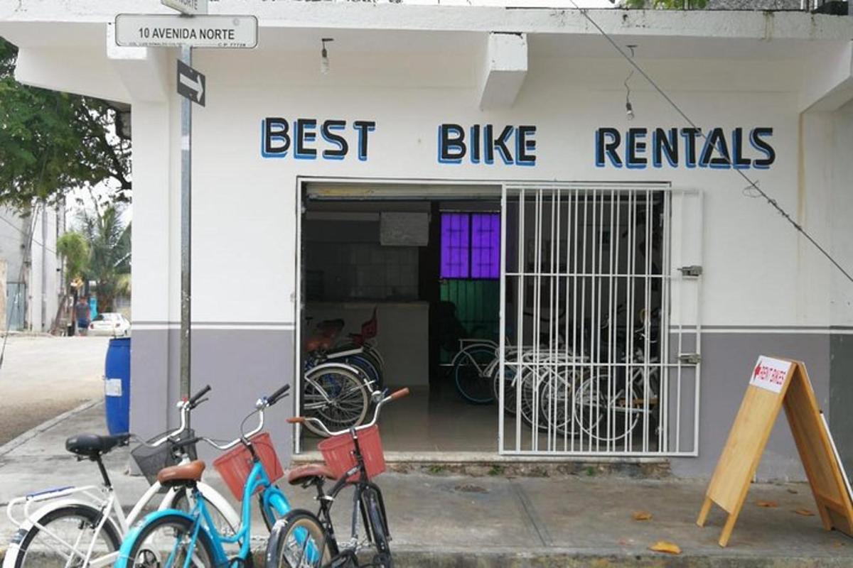 sekumpulan basikal diletakkan di luar kedai basikal