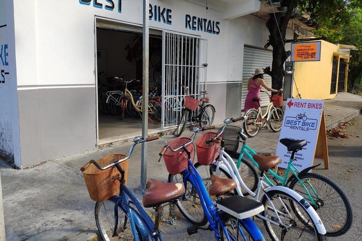 自転車修理店の外に駐車された自転車の群れ