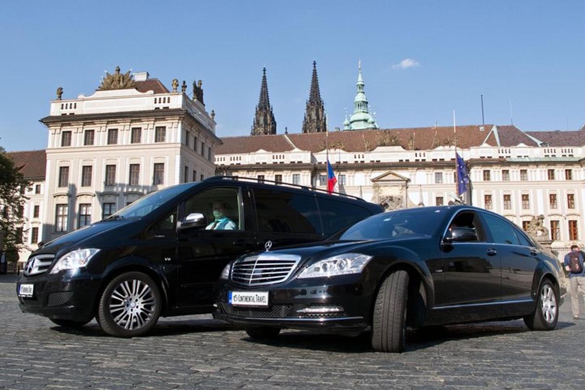 um carro preto estacionado em frente a um prédio