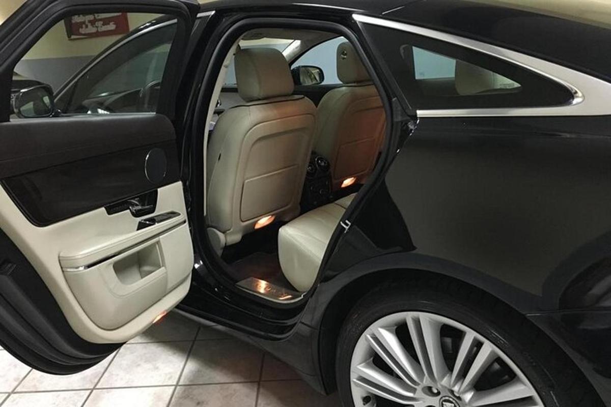 sebuah kereta hitam dengan pintu terbuka di dalam sebuah bilik