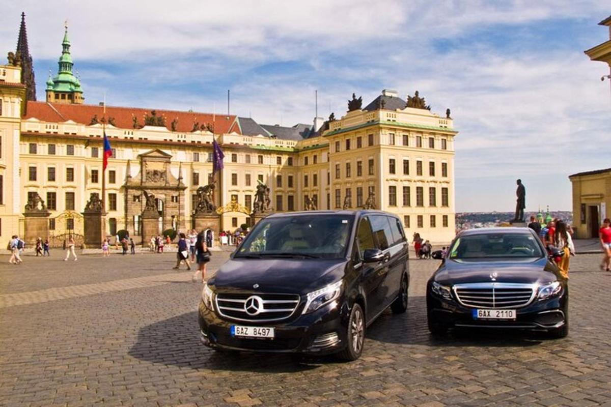 due auto parcheggiate davanti a un edificio
