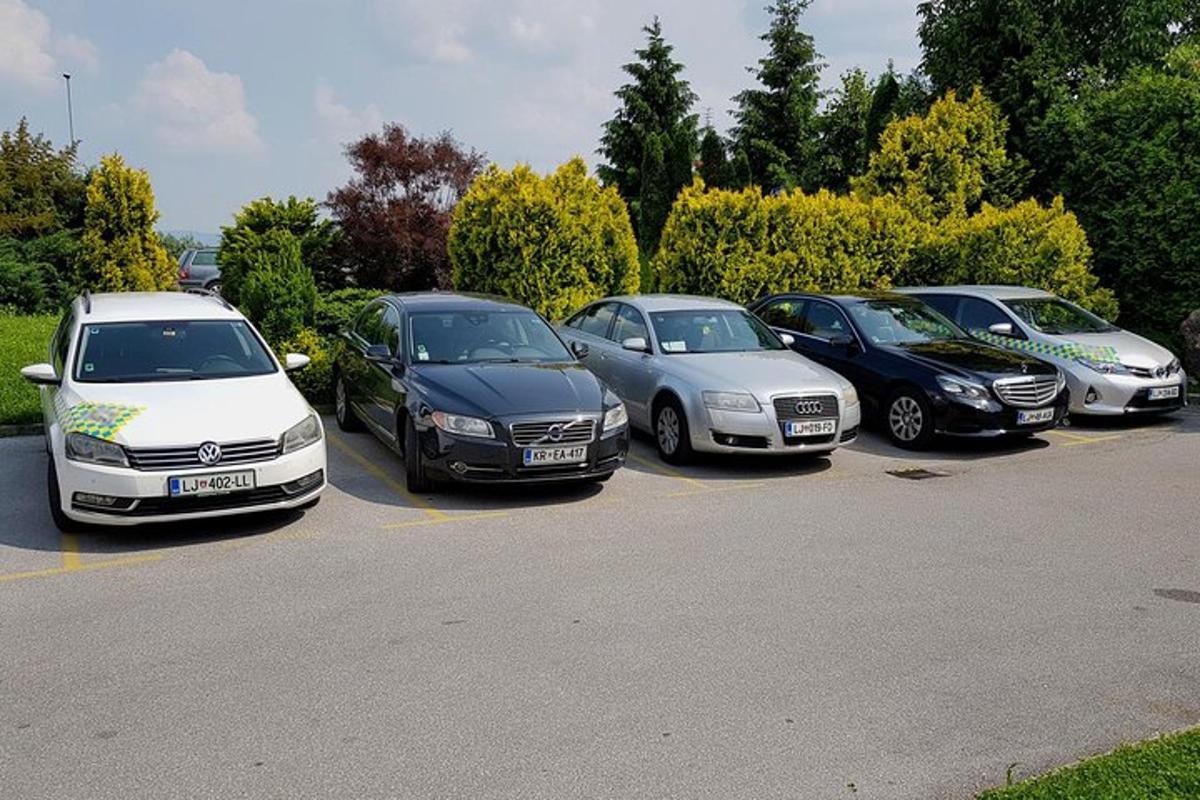 una fila di auto parcheggiate in un parcheggio