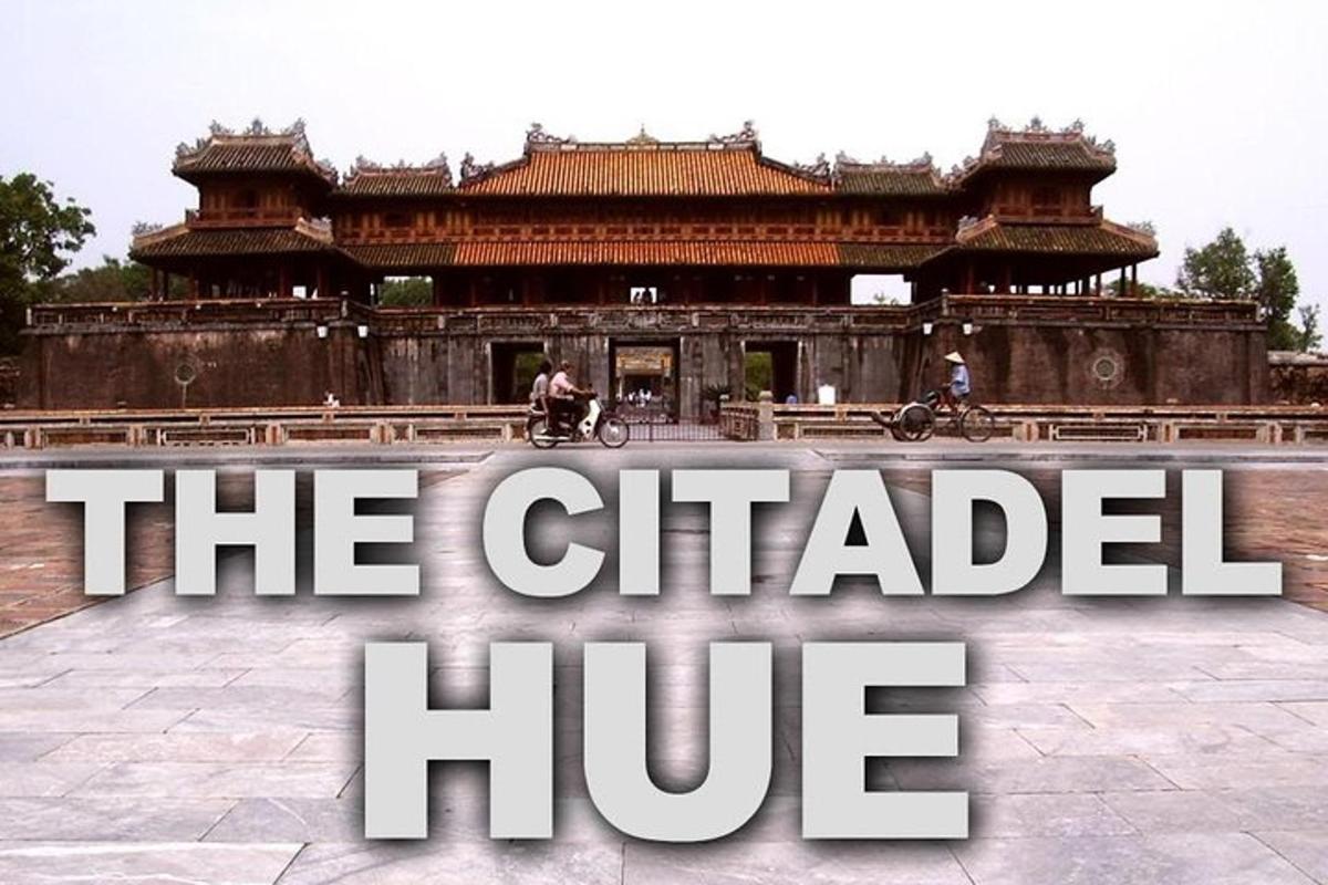 một tòa nhà lớn với trục bánh xe ở phía trước