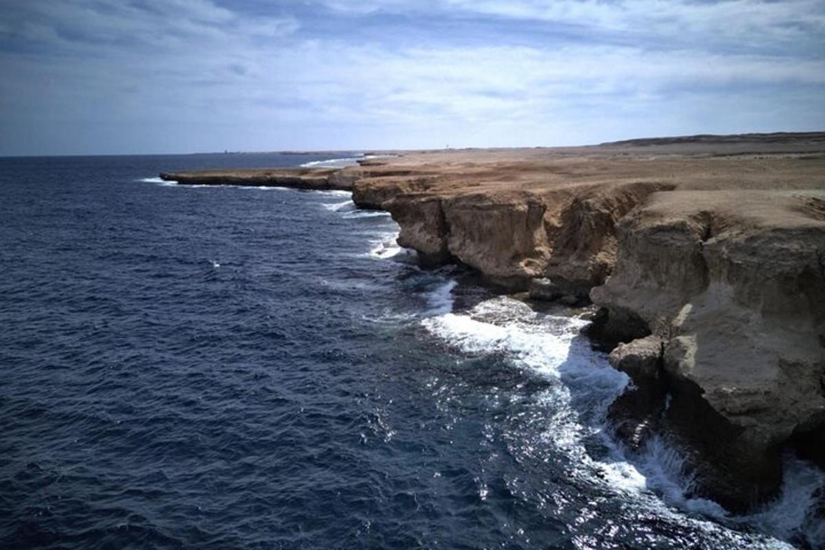 letecký pohľad na oceán a skalnaté pobrežie