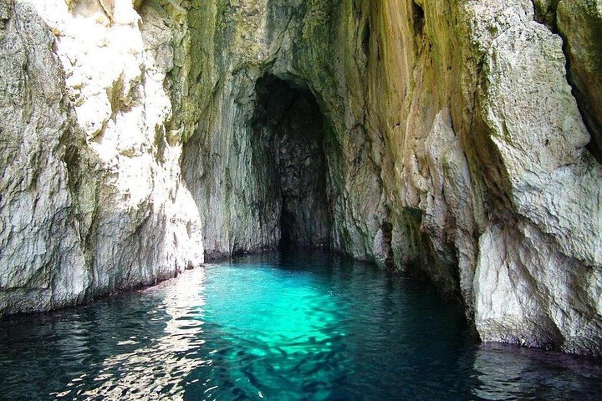 o piscină cu apă albastră într-o peșteră de stâncă