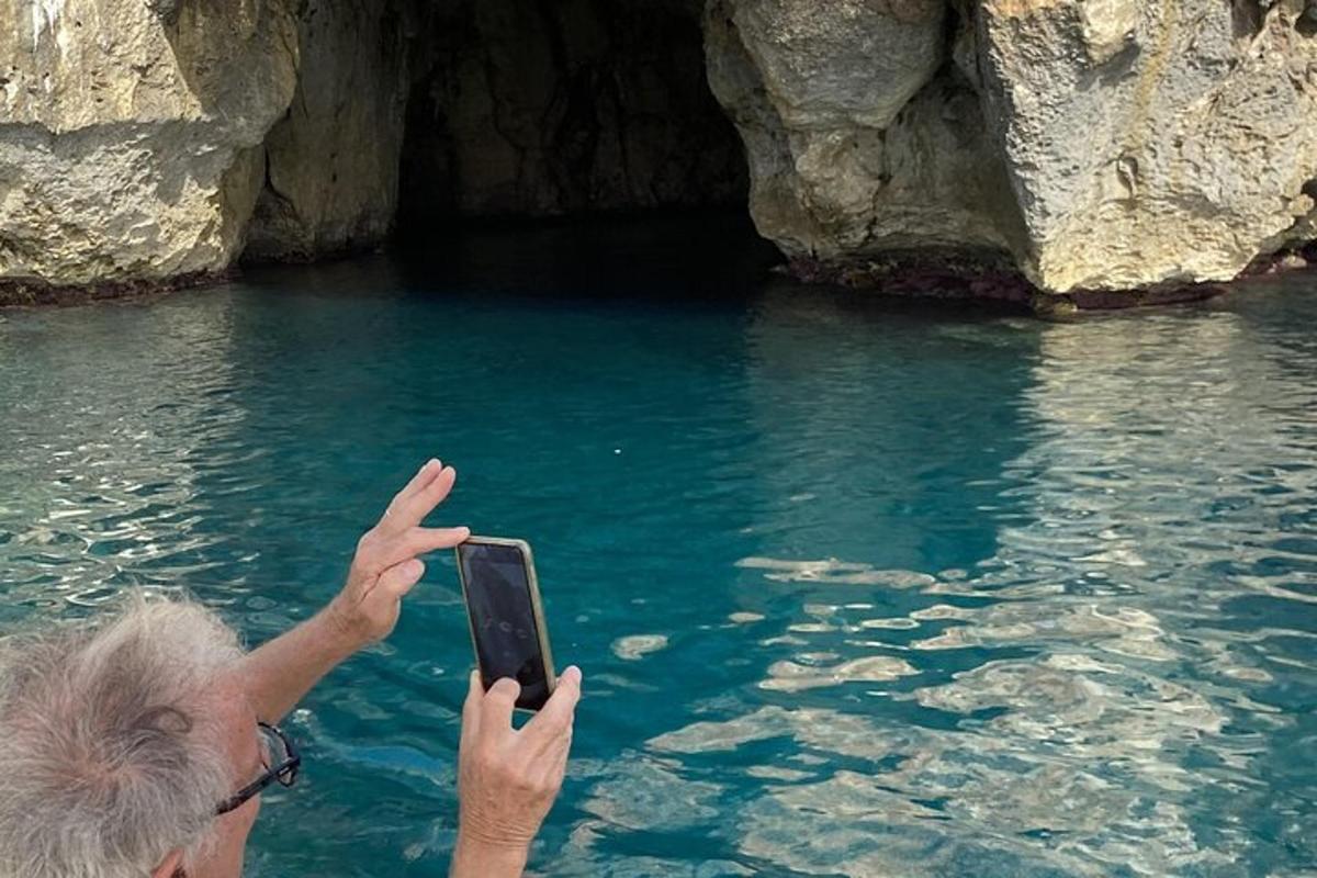 egy személy mobiltelefonnal fényképez egy barlangot