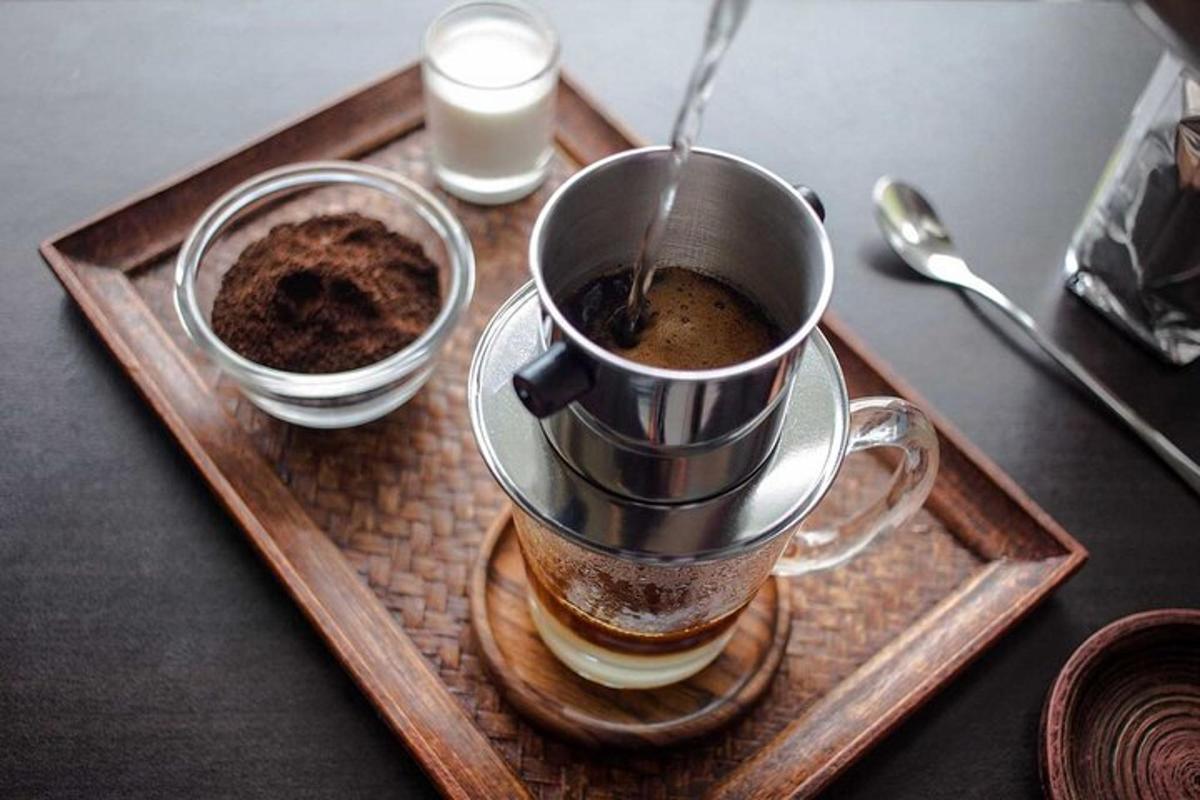 una safata amb una tassa de cafè sobre una taula
