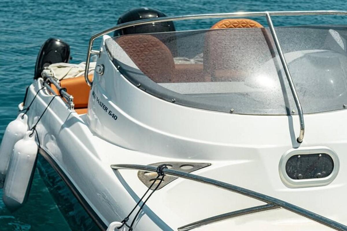 una barca bianca seduta nell'acqua con la parte anteriore