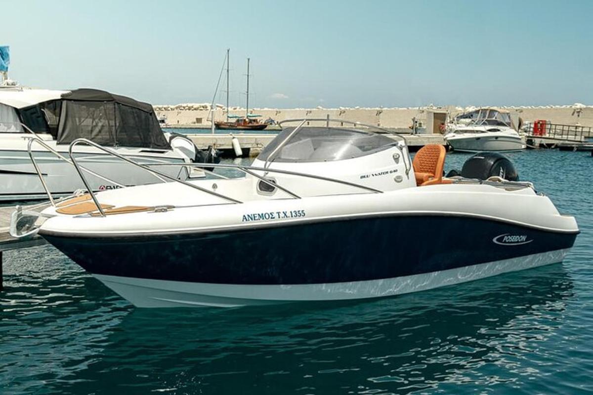 una barca bianca e nera seduta nell'acqua
