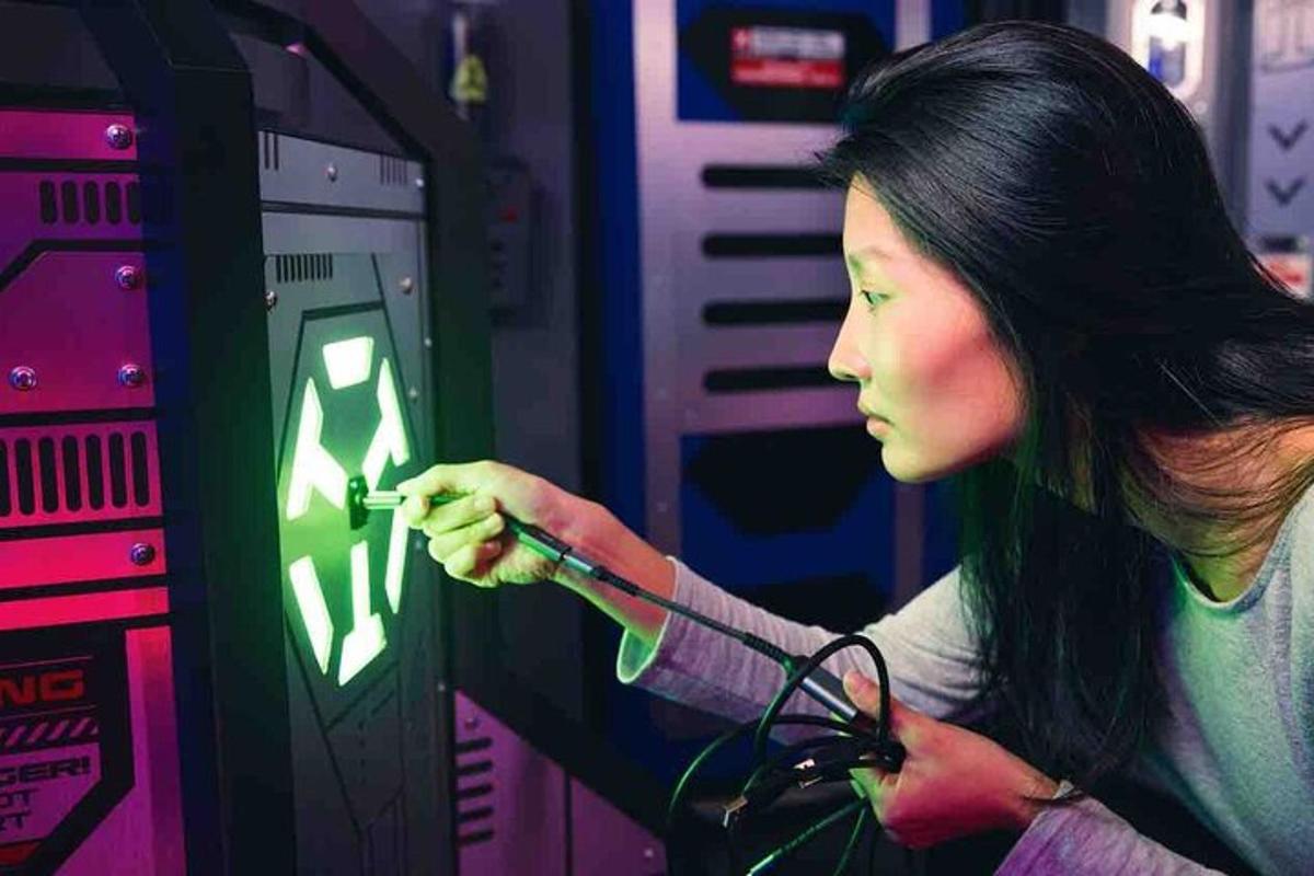una giovane donna sta lavorando su un interruttore della luce