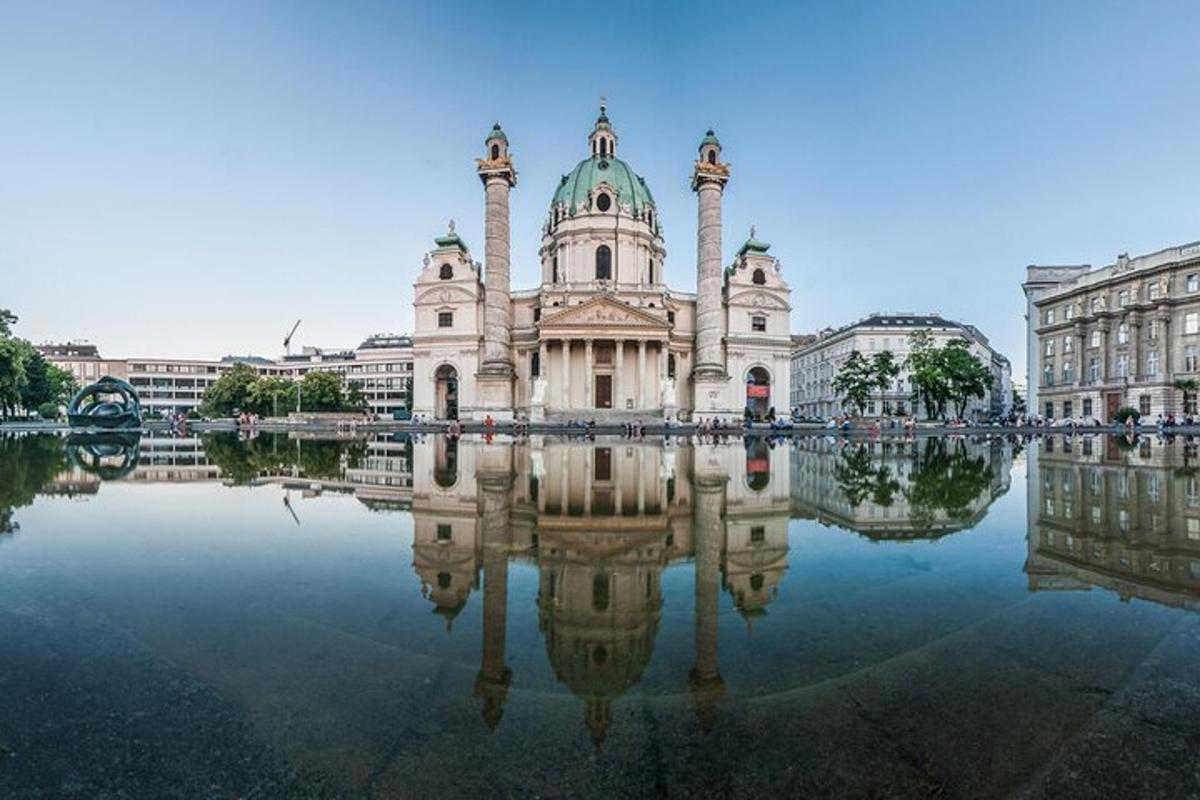 un edificio con su reflejo en el agua