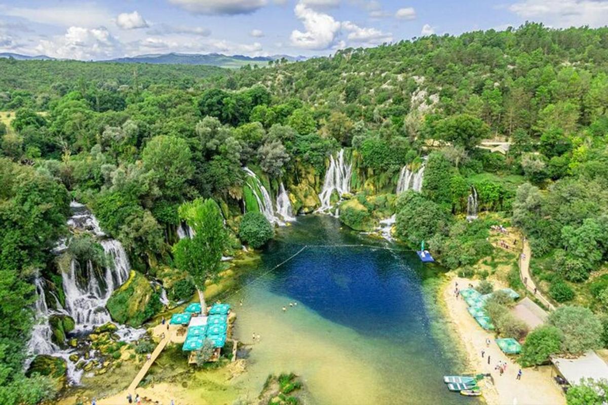 letecký pohled na vodopád a jezero