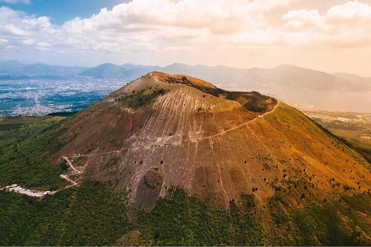gunung dengan jalan di atasnya