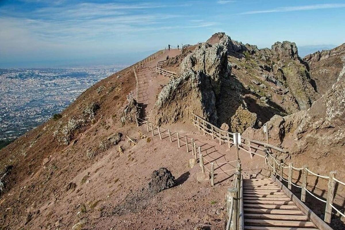 gora s stopniščem na vrhu