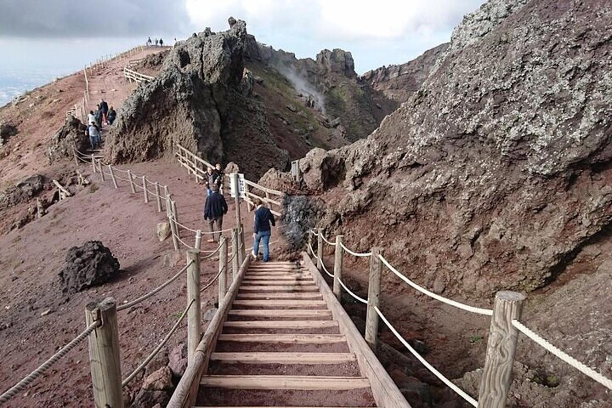 sekumpulan orang berjalan menaiki tangga di atas gunung