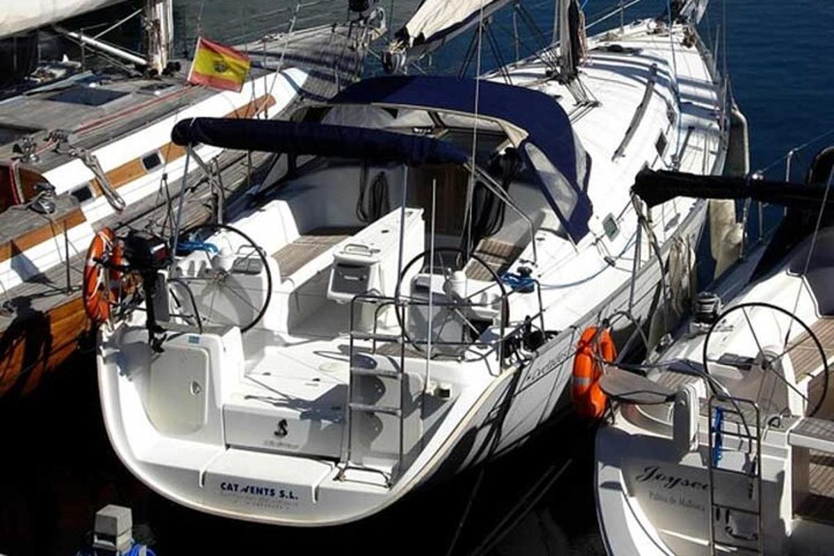 μια άσπρη βάρκα είναι αγκυροβολημένη στο νερό