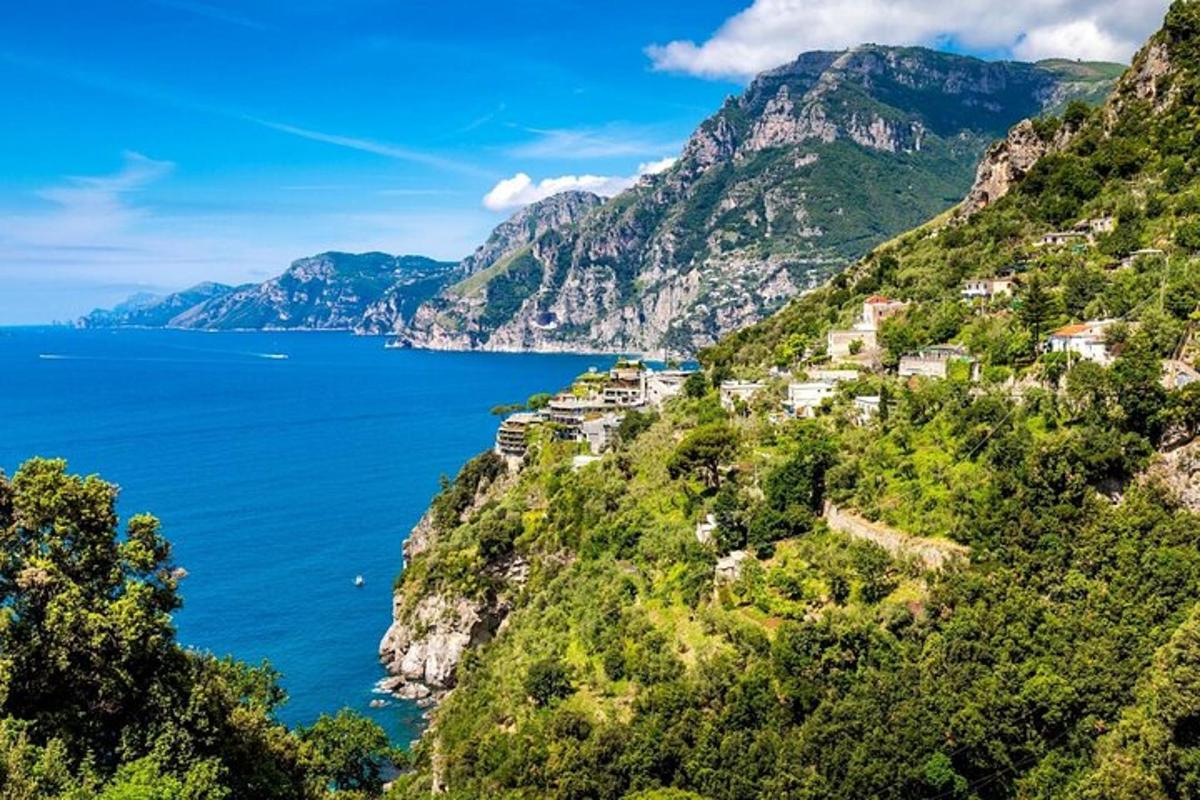 Pohled na pobřeží Amalfi v Itálii