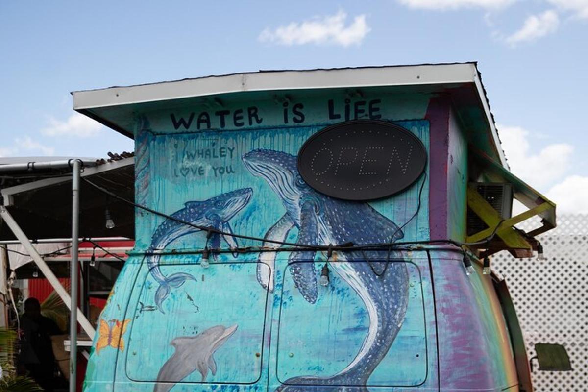 un edificio con un cartello che recita "l'acqua è vita"